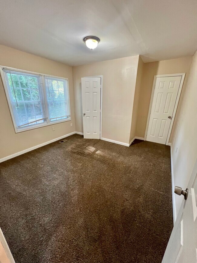 Building Photo - 1528 Pineview Terrace SW