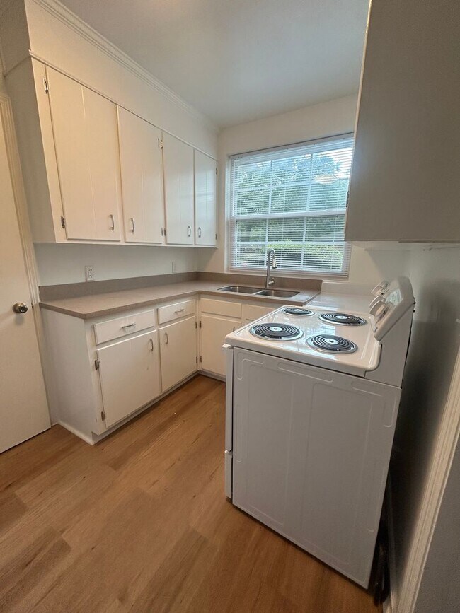 Building Photo - Quaint Downstairs 2 Bedroom