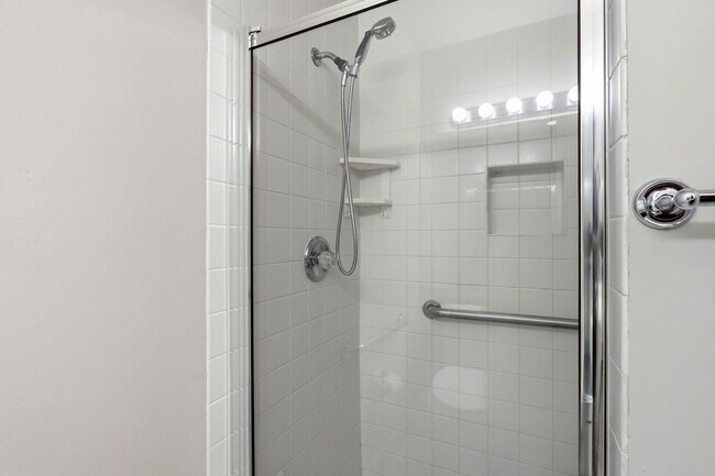 Building Photo - 6170 Bay Isles Dr