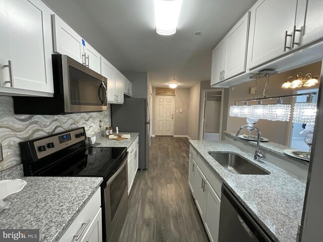 Building Photo - 9808 Lake Point Ct