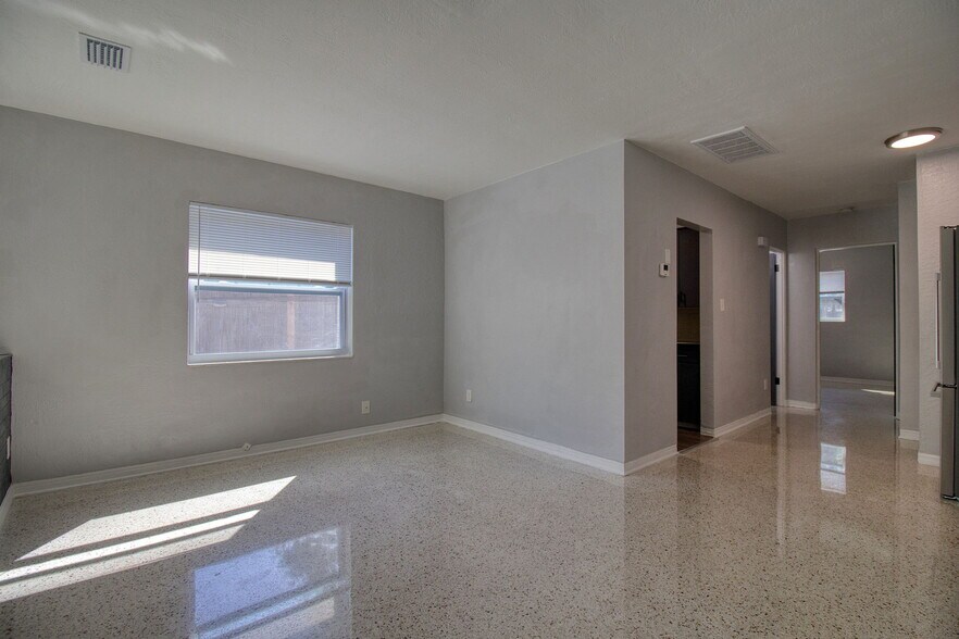 Building Photo - 634 15th Ave S