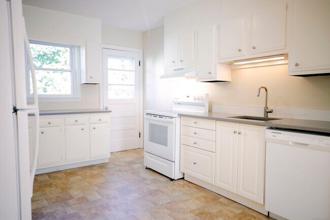 Building Photo - 85 Ivy St