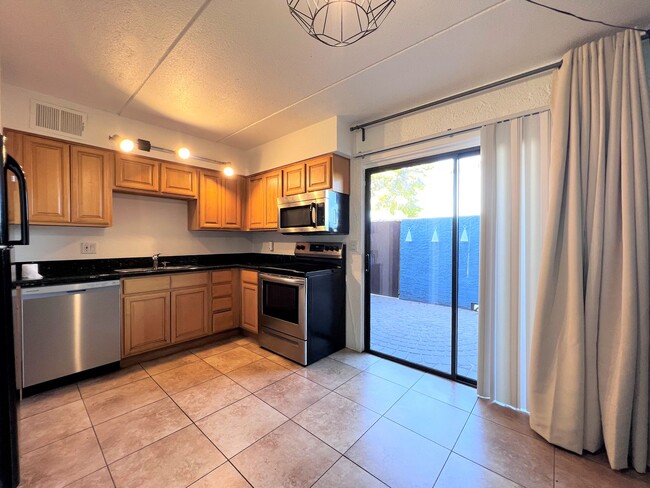 Building Photo - ***MOVE IN SPECIAL**Prime Location in Scot...