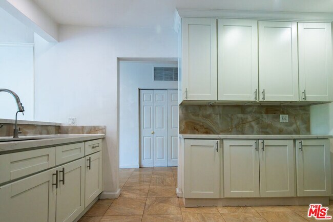 Building Photo - 458 N Oakhurst Dr