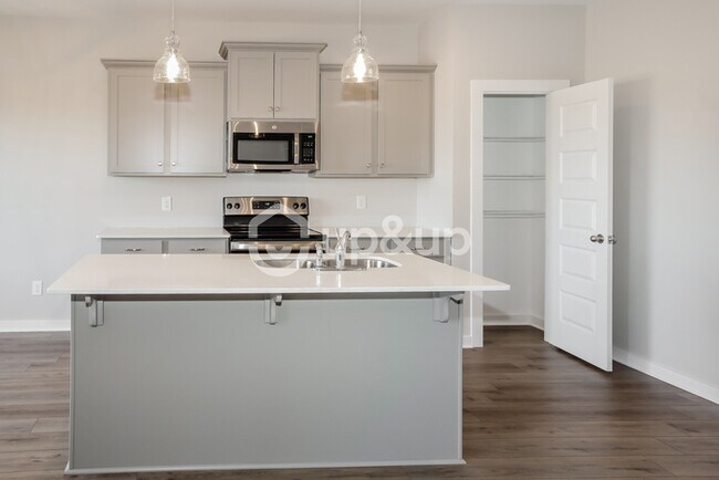Building Photo - Fantastic 4bd/2ba home! Coming soon!