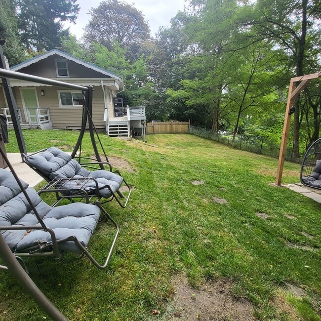 swing - 2306 Madrona Dr