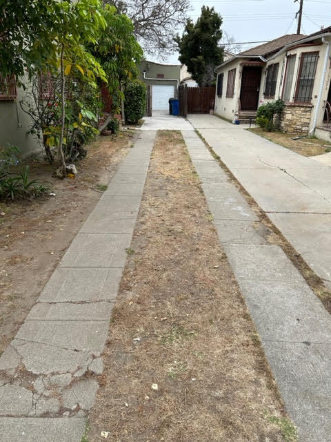 Shared driveway - 1533 Hauser Blvd