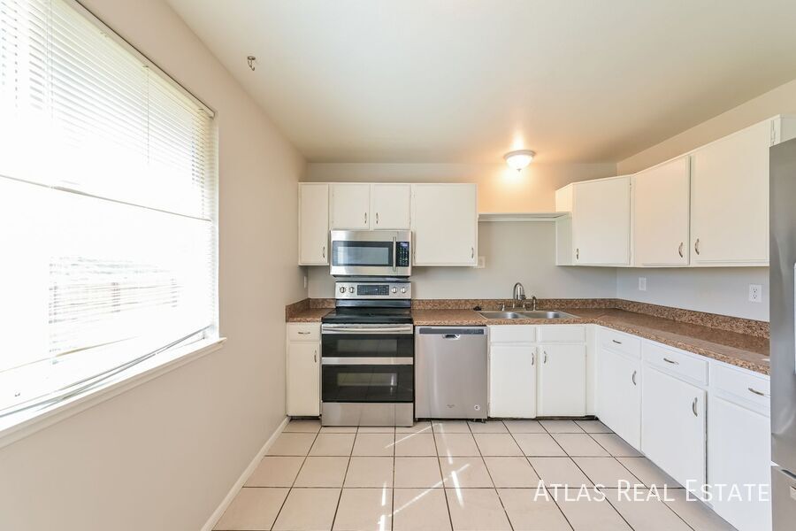Building Photo - 14935 E Columbia Dr
