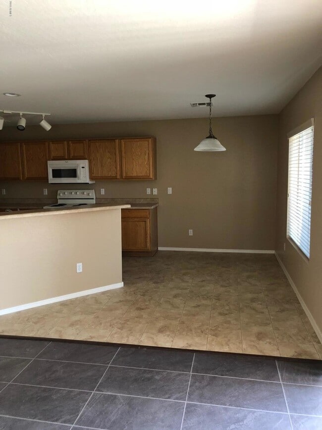 Building Photo - 22821 W Cantilever St