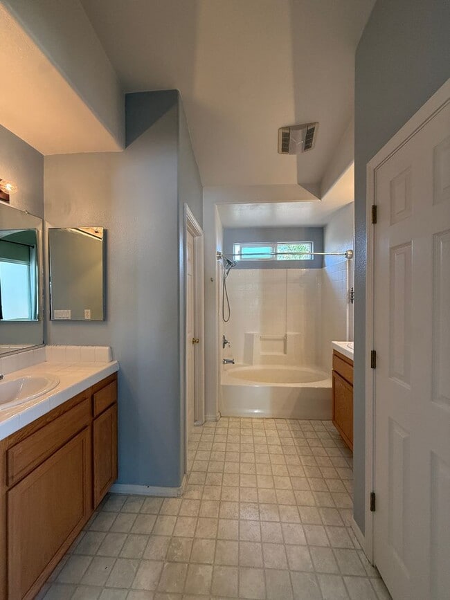 Building Photo - Spacious Single Story 4 Bedroom, 2 Bathroo...