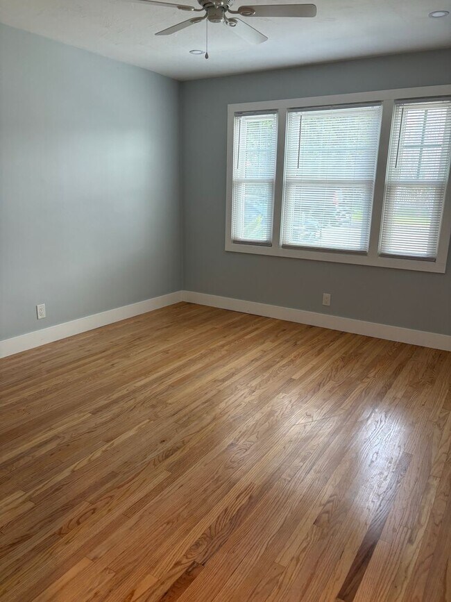 Building Photo - 454 S 4th St