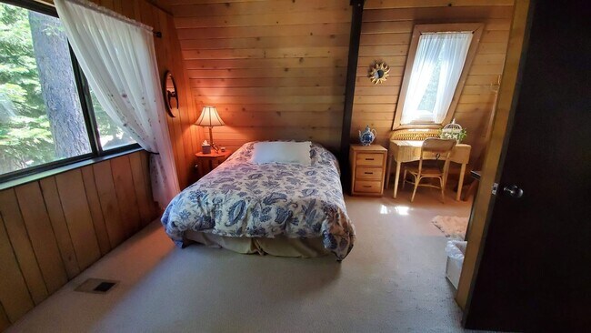 Building Photo - Spacious and Bright Cottage on Quiet Cul-d...