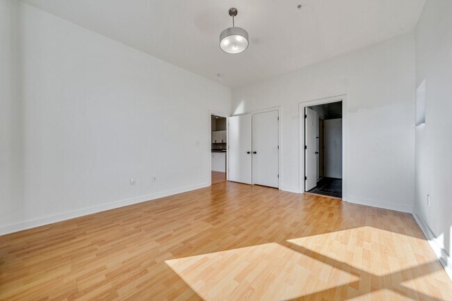 Building Photo - Downtown Durham 1bd/1ba Top Floor Corner Unit Condo!