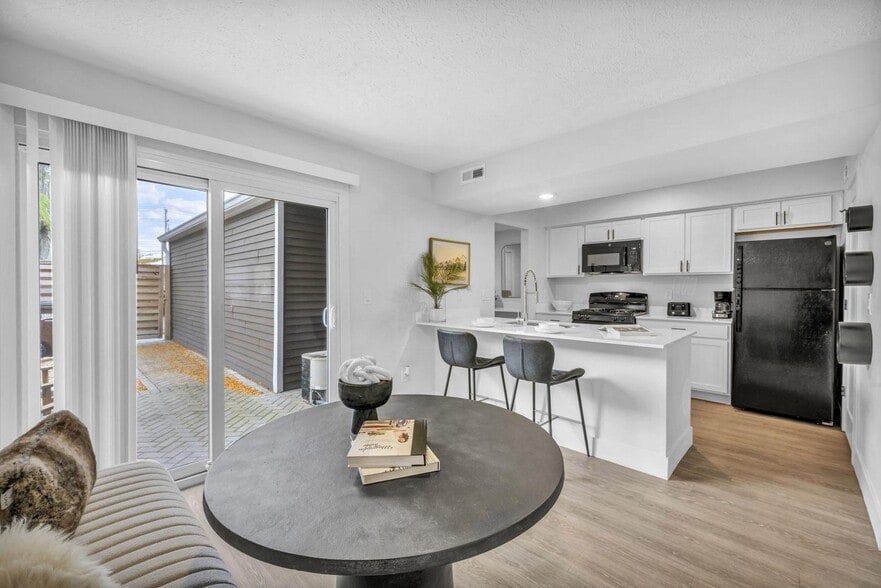 Diamond Townhome - dedicated dining area in for entertaining - Dublin Park Rental Townhomes