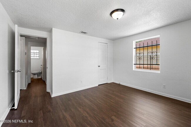 Building Photo - 1424 W 9th St