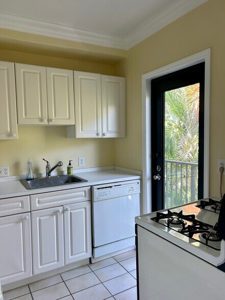 Building Photo - 122 Peruvian Ave