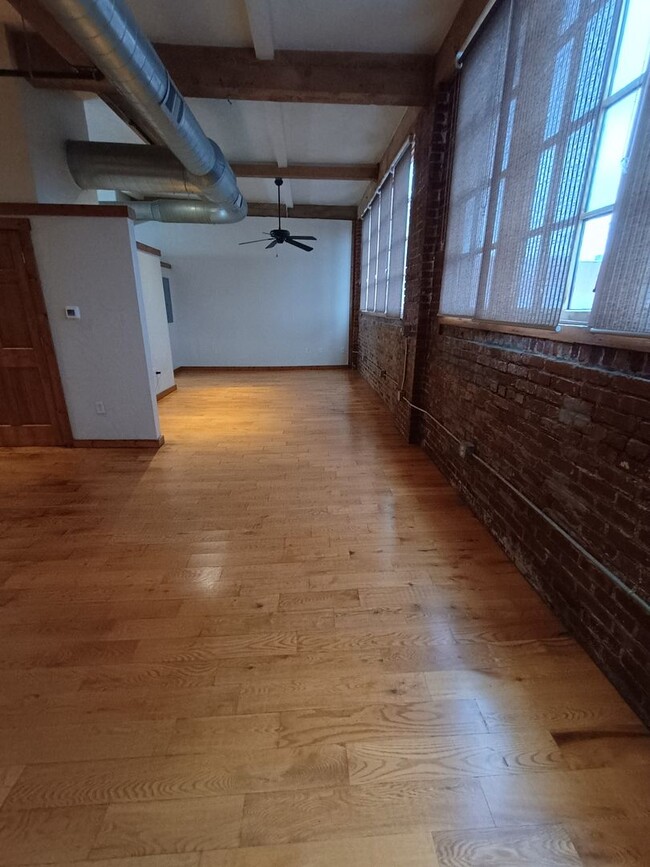 Building Photo - Large 1 Bedrooom 1.5 Bath Loft