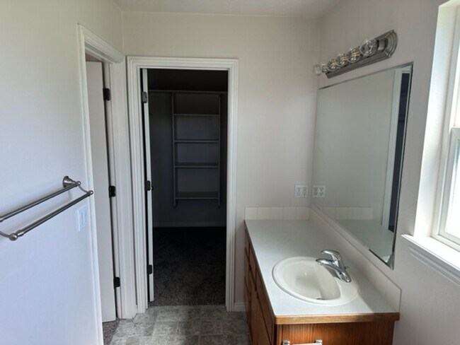Building Photo - 943 Mount Hood Pl N