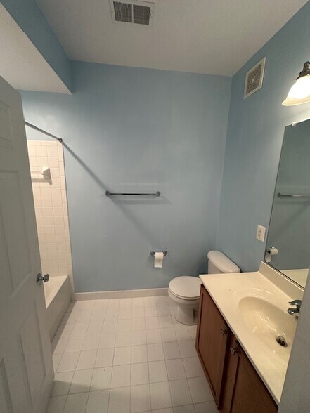 Guest bathroom - 6185 Willow Pl