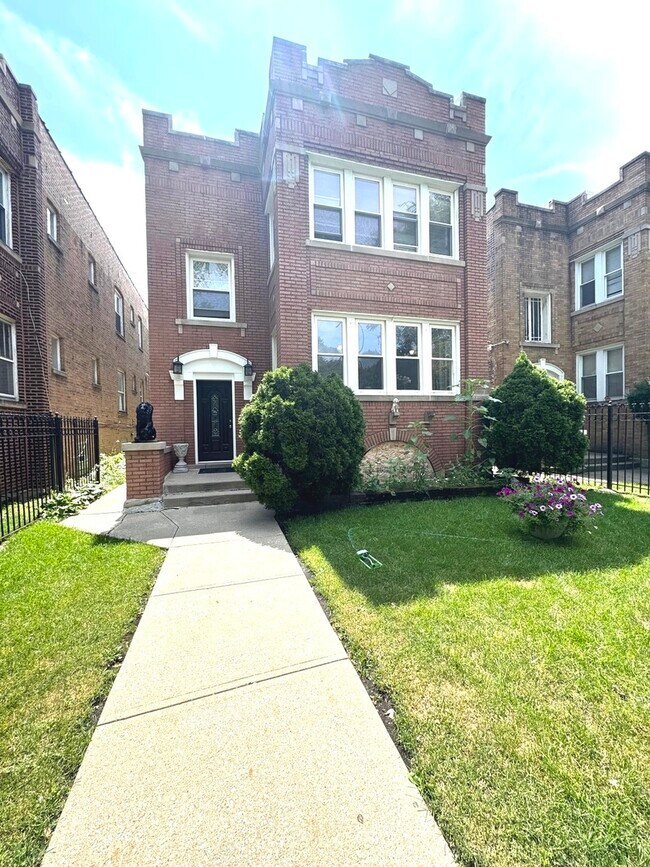 Building Photo - 4421 W Wrightwood Ave