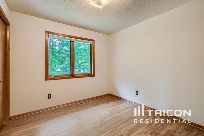 Building Photo - 4840 Evergreen Ln N