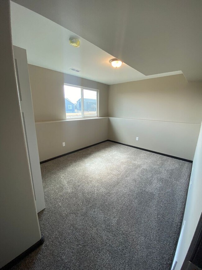 Building Photo - 4 BED | 3 BATH | DOUBLE GARAGE | RAPID VALLEY