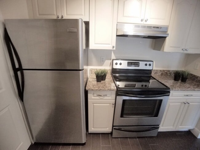 Building Photo - Beautiful 1/1 Wood Floor Condo With a Beau...