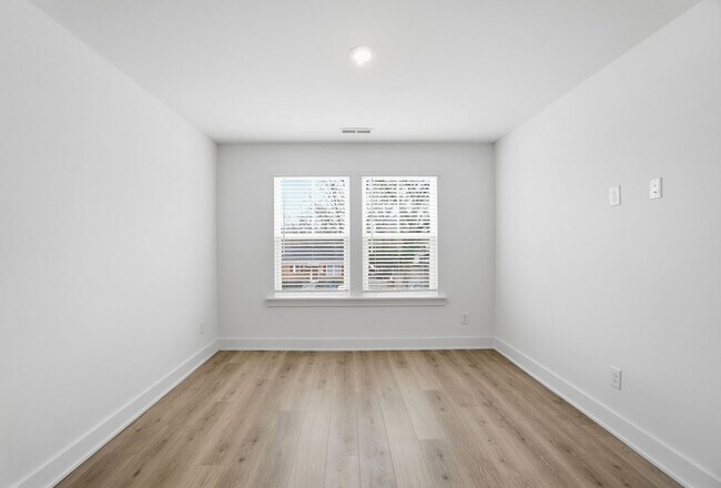 Building Photo - New Construction Townhome Minutes from Uptown