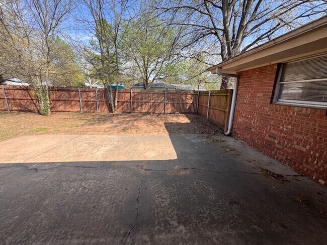 Building Photo - 3 bed 2 bath in a great neighborhood in Norman, Refreshed and ready for move in, 200 0ff by May 1st!