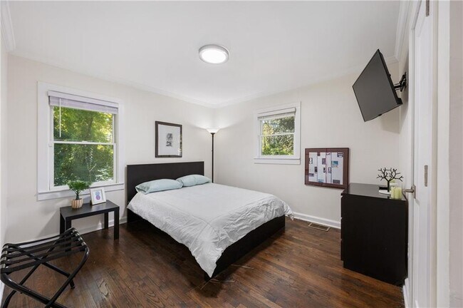 Building Photo - 1290 Glen Forest Way