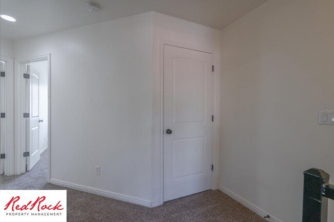 Building Photo - DOG-FRIENDLY 3 Bedroom Townhome with INTER...