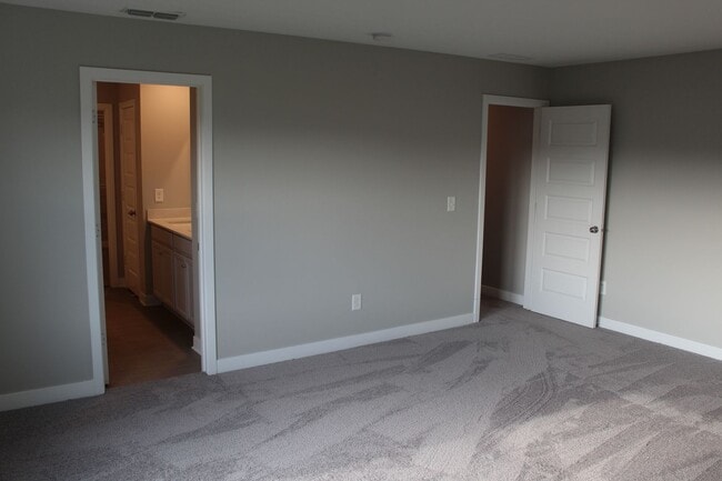 Building Photo - Spacious Move In Ready 5 BR in Avon!