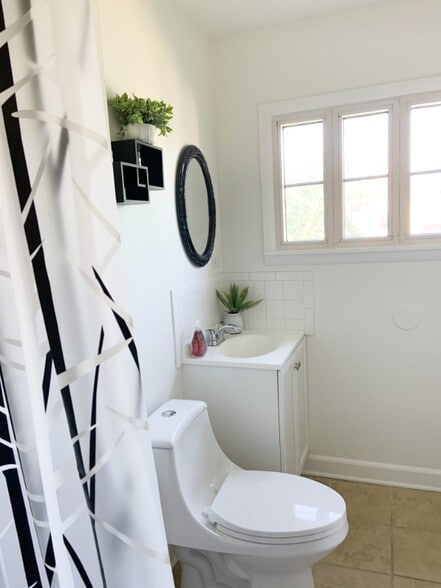 Building Photo - 109 W Maple St