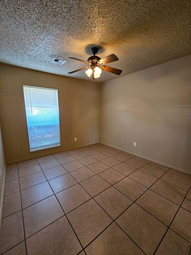 Building Photo - (3) Bed/(2) Bath Pets Negotiable Avail NOW!