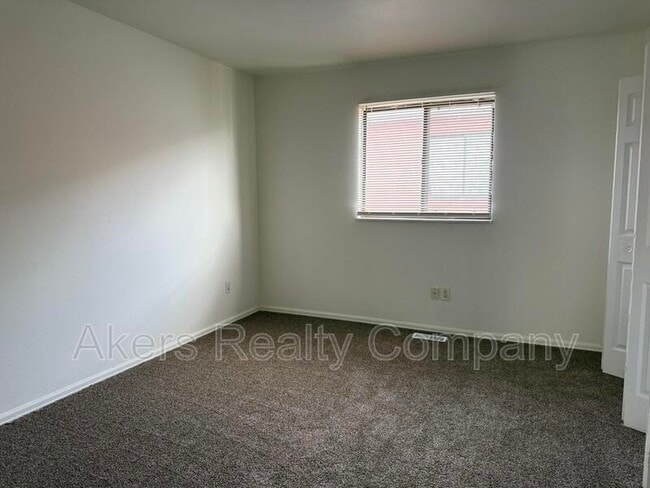 Building Photo - 1401 E 19th St