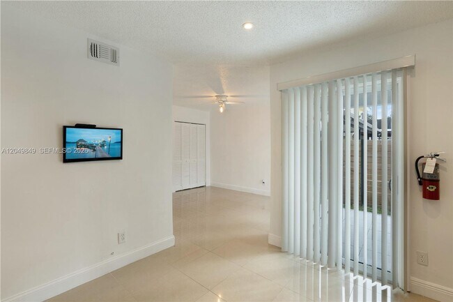 Building Photo - 9587 SW 148th Ave