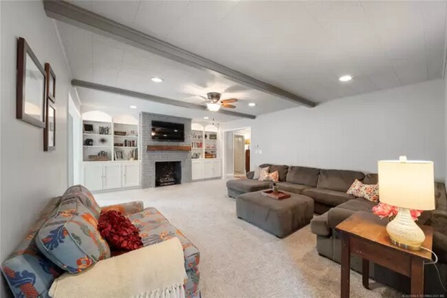 Building Photo - Incredible Ranch Style Home in Midtown!
