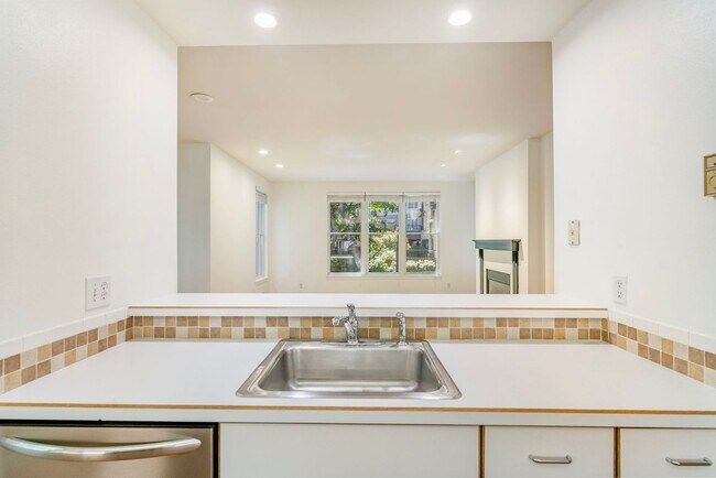 Building Photo - Riverplace Condominiums - 1 bed/1 bath corner unit w/parking/storage/balcony/fireplace