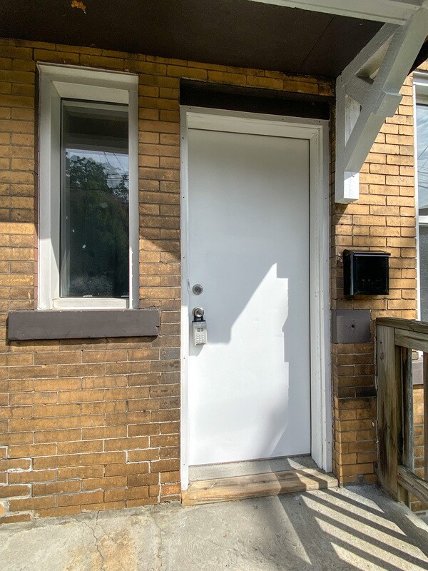 Building Photo - 1535 Fallowfield Ave