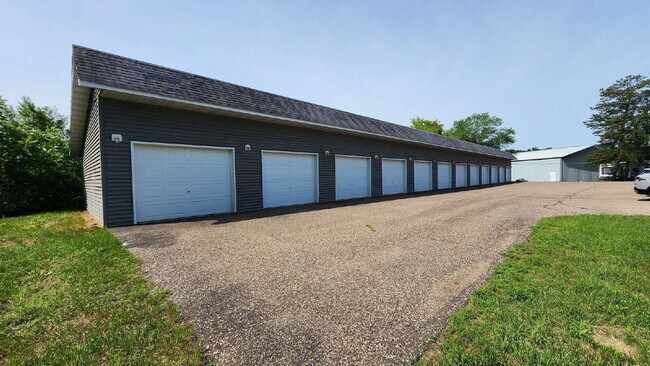 Building Photo - 2 Bedroom, 1 1/2 Bathroom Apartment With A/C & Garage - Available Now!