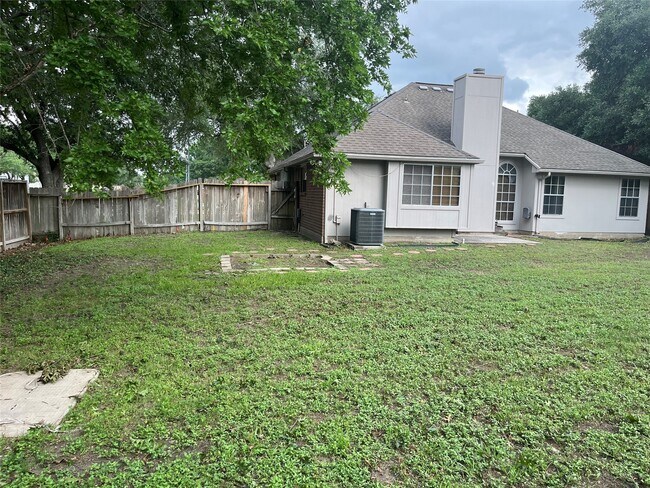 Building Photo - 11302 Meadowchase Dr