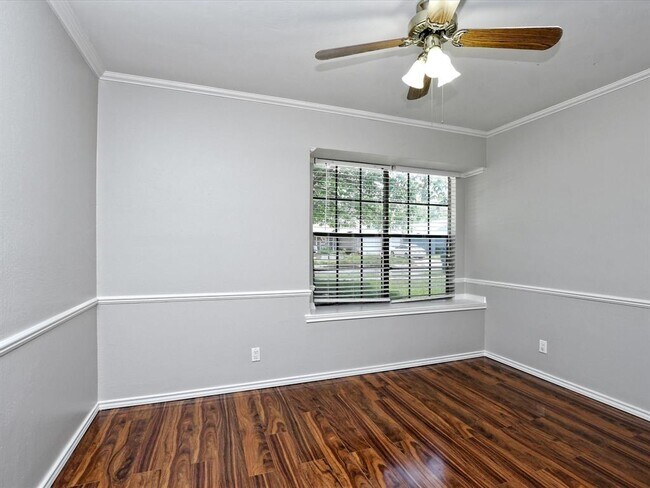 Building Photo - 806 Sunny Ln