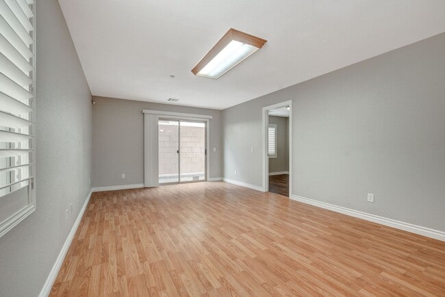 Building Photo - Gorgeous Three Bedroom in the Northwest!
