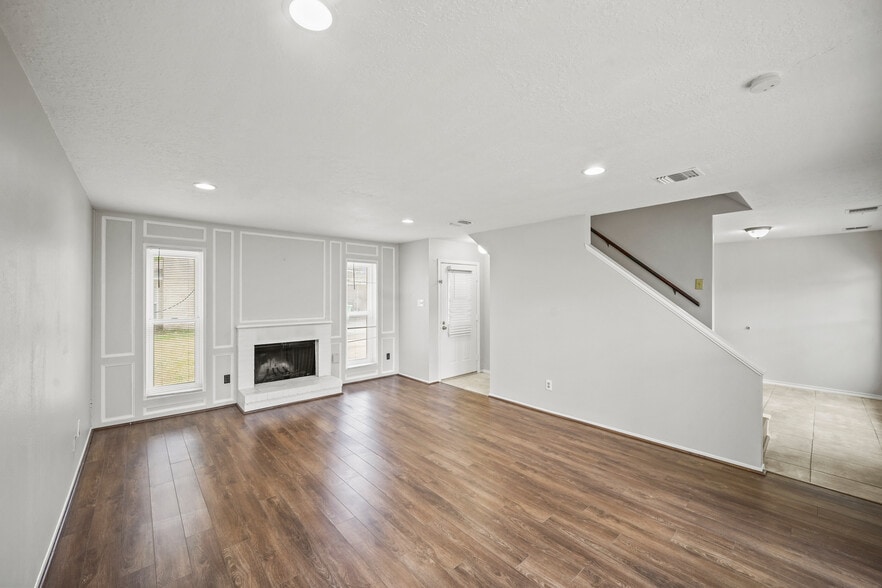 Building Photo - 10814 Sugar Hill Dr