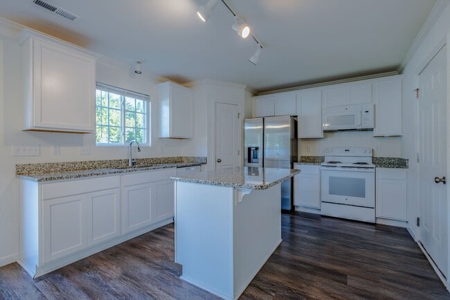 Building Photo - Like new construction 2 story home 4 bedro...