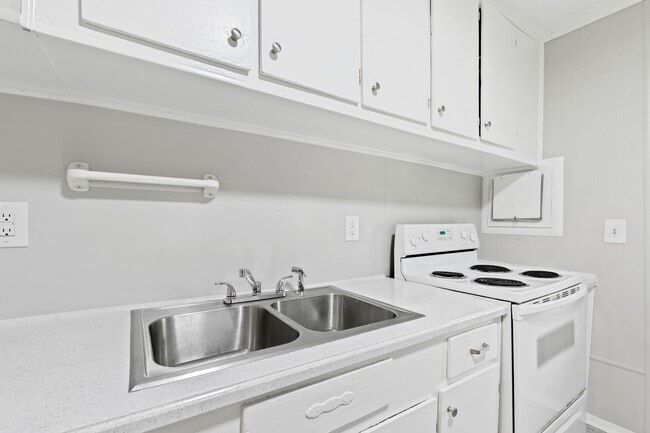 Building Photo - Charming 3BR Ranch Home Minutes from Downtown Smithfield!