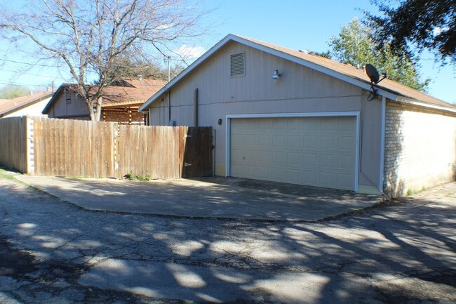 Building Photo - Gorgeous garden style home in San Antonio. Realtor Commission: $300
