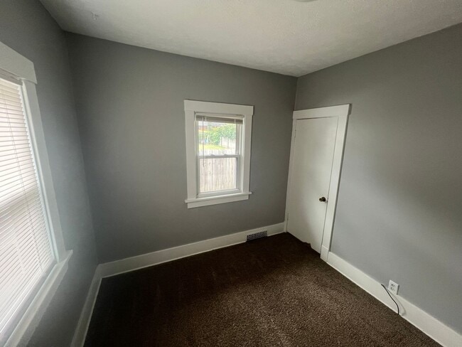 Building Photo - Huge Garage, Fenced Backyard, Laundry