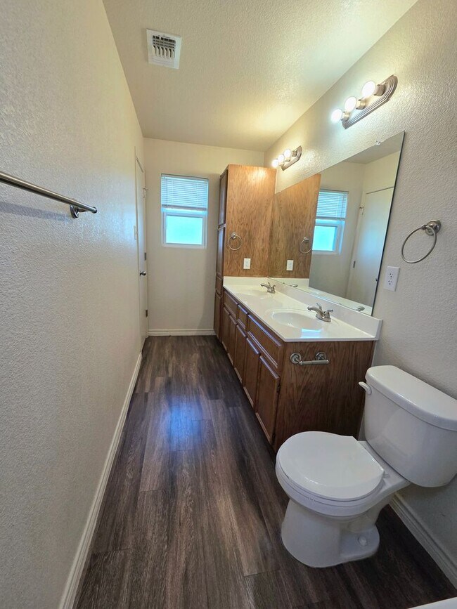 Building Photo - AVAILABLE NOW (SECTION 8 ACCEPTED)