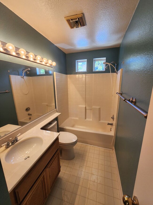 Building Photo - Gorgeous & Spacious 3Bd/2.5Ba, 1,679 SqFt, 2-story Condo - Central A/C & heat, Washer/Dryer - 2 C...